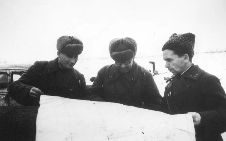 Командующий 65й армией генераллейтенант ПИ Батов справа и полковник - фото 234