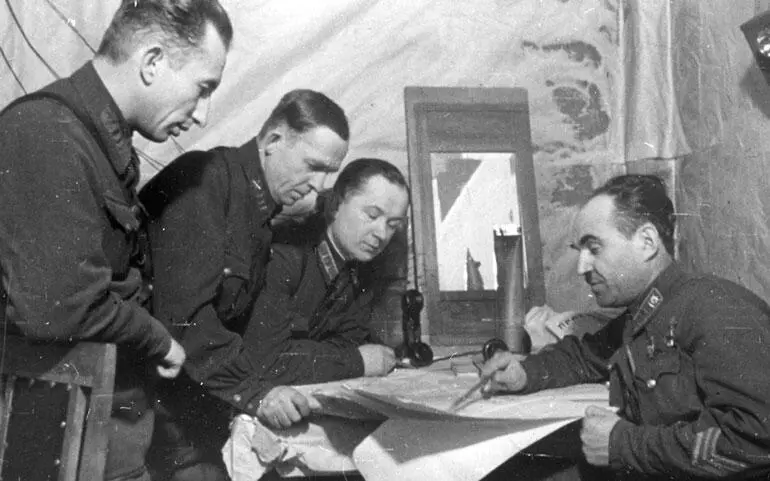 Командир 138й стрелковой дивизии ИИ Людников справа начальник штаба ВИ - фото 243
