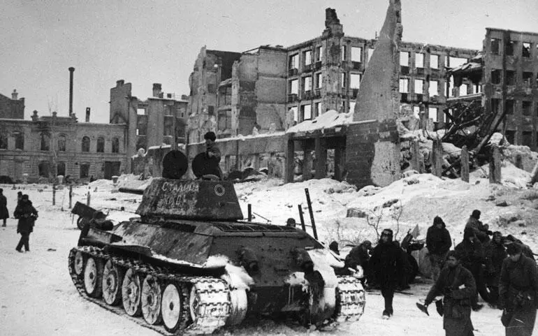 Танк Т34 одной из частей Донского фронта на улице Сталинграда Февраль 1943 - фото 244