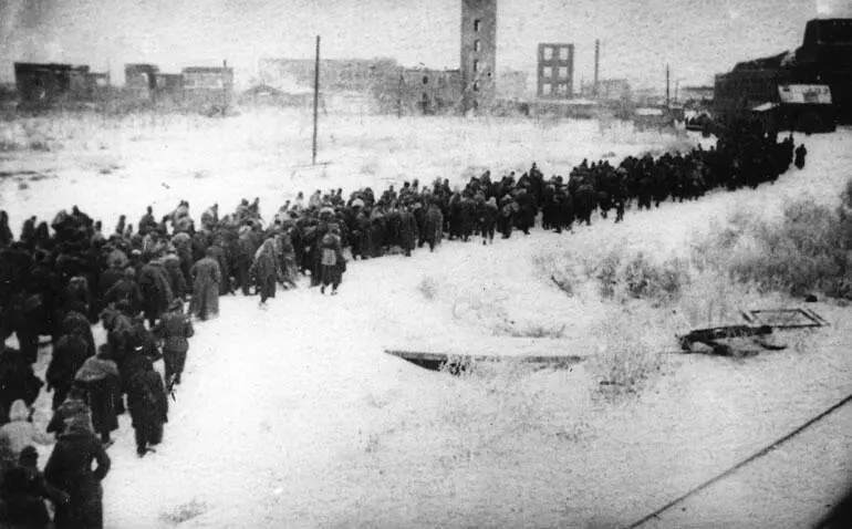1 февраля 1943 года по улицам разрушенного города потянулись бесконечные - фото 245