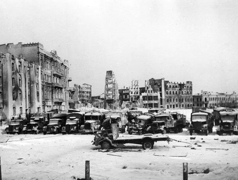Панорама площади Павших Борцов 3 февраля 1943 года На заднем плане здание - фото 248