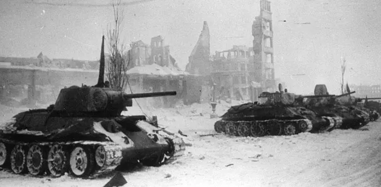 Советские танки на площади Павших Борцов Сталинград 2 февраля 1943 года Что - фото 252