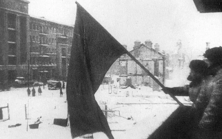Красный флаг над Сталинградом 2 февраля 1943 года Ф Паулюс приводит следующие - фото 253
