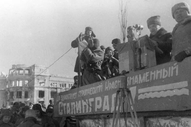 Митинг победителей на площади Павших Борцов Выступает командующий 62й армией - фото 254