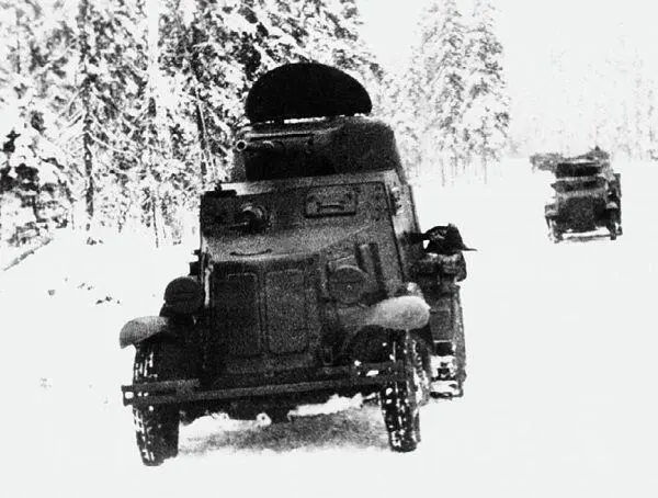 Бронеавтомобили БА10А патрулируют дорогу в районе Суоярви Январь 1940 года - фото 204