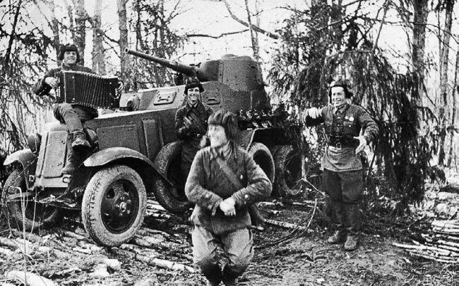 Экипаж бронемашины БА10А в минуту отдыха Западный фронт лето 1942 года - фото 217