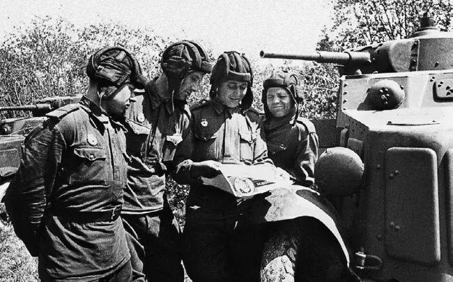 Экипаж БА10 гвардейской части читает боевой листок Западный фронт лето - фото 218