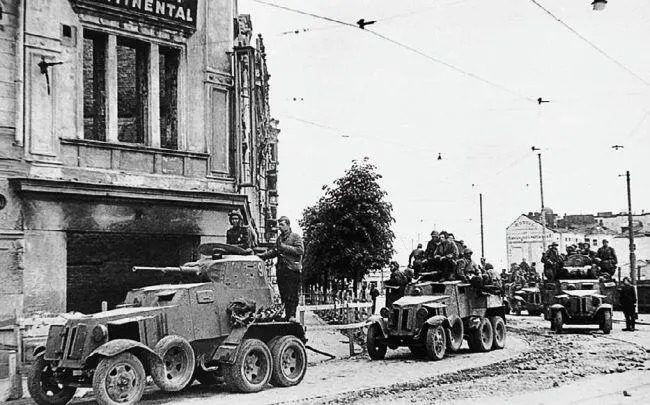Колонна бронеавтомобилей БА10А и БА1 ОМ на улице освобожденного Выборга - фото 219
