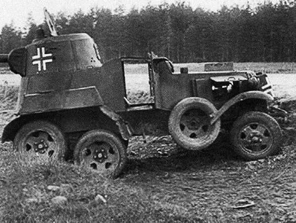 Трофейный бронеавтомобиль БА10М одной из частей вермахта 1941 год На башне - фото 225
