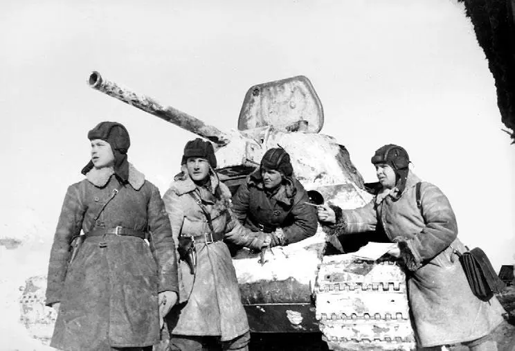 Капитан Гусев ставит боевую задачу экипажу Западный фронт 1942 год В августе - фото 33