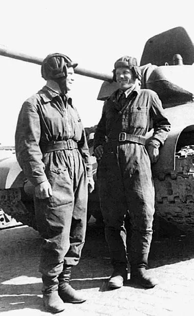 Старший лейтенант ВХазов справа у своей боевой машины Лето 1942 года С - фото 35