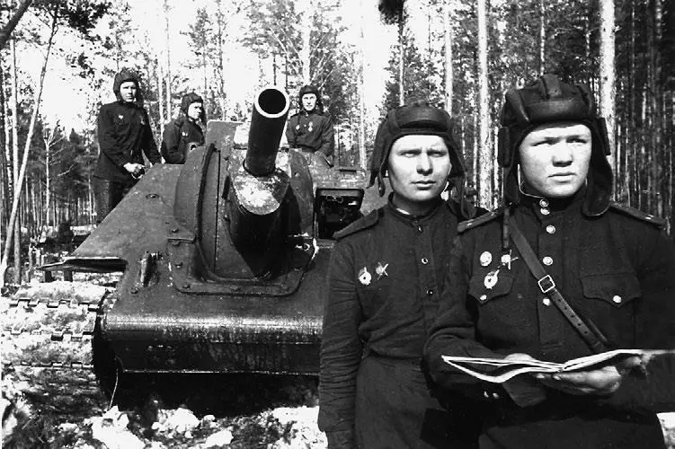 СУ122 и ее экипаж На переднем плане командир САУ гвардии лейтенант СА - фото 98