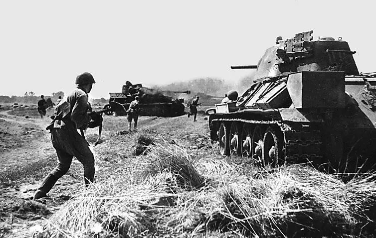 Танки Т34 атакуют противника Курская дуга 1943 год И так мне жаль стало танк - фото 100