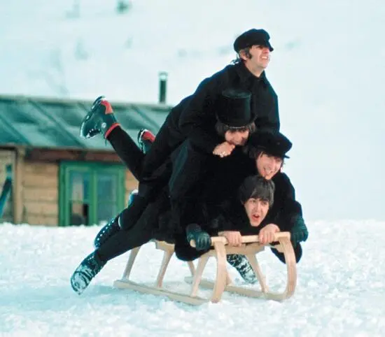 Эти вас точно переедут группа на санях во время съемок фильма A Hard Days - фото 32