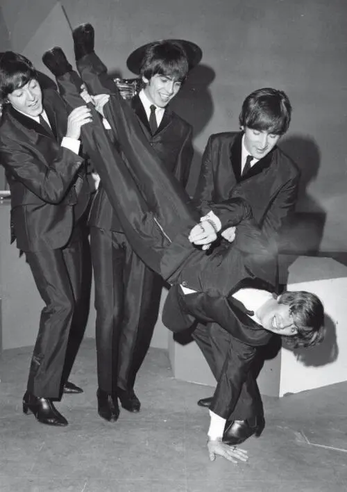 7 июля 1964 года Ринго исполнилось 24 года и на другой день в студии ВВС парни - фото 39