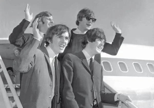 По мере того как песни The Beatles стали занимать первые строчки хитпарадов - фото 43