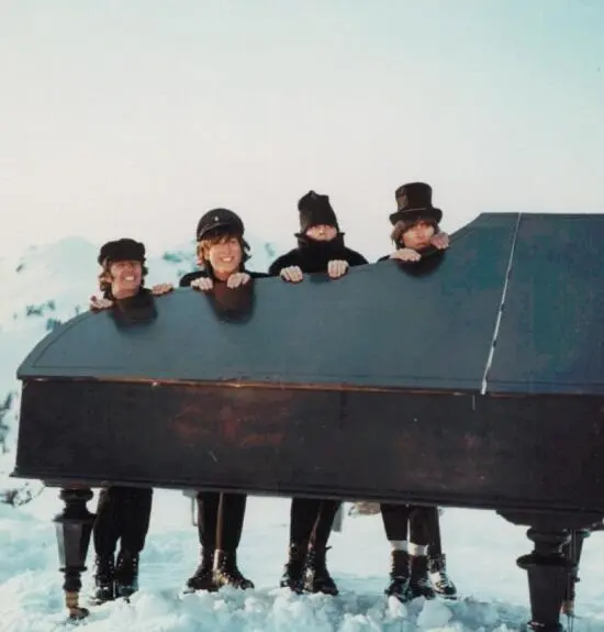 Участники The Beatles позируют с фортепиано и загадочной третьей ногой рядом с - фото 53