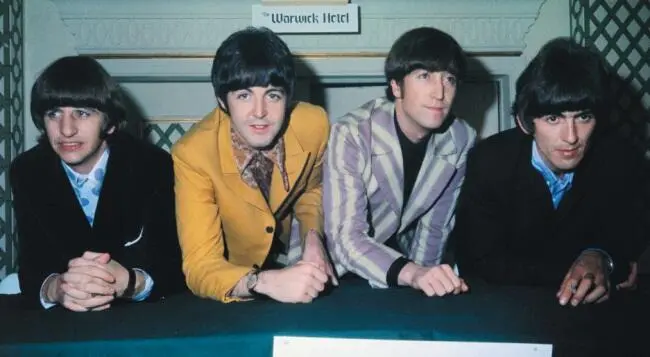 The Beatles во время прессконференции в отеле Warwick в НьюЙорке в начале - фото 87