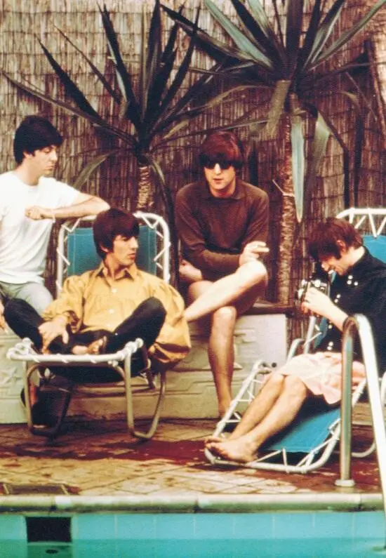 The Beatles расслабляются у бассейна в отеле во время турне 1966 года по - фото 88