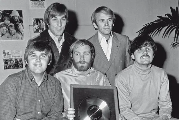 Дружеская конкуренция между Beach Boys и The Beatles они постоянно старались - фото 118