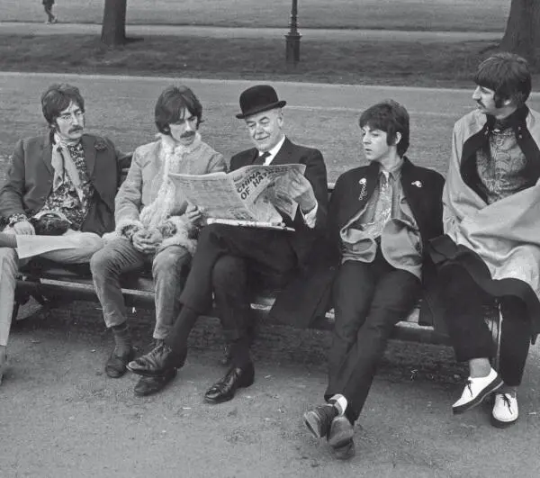 The Beatles расслабляются в Гайдпарке в Лондоне в 1967 году Личность - фото 123