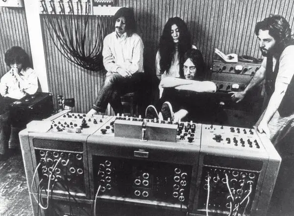 The Beatles и Йоко в студии слушают Let It Be Когдато они были вместе - фото 139