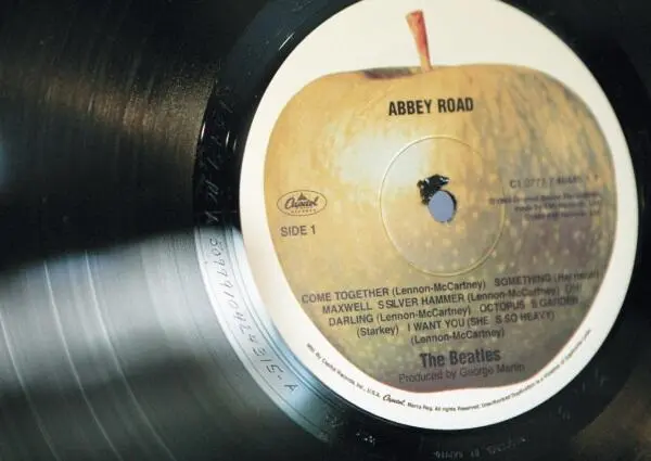 Abbey Road был записан в тот момент когда парни уже не стеснялись изливать - фото 148