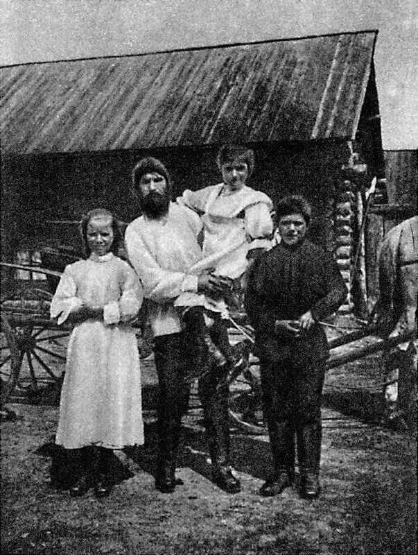Григорий Распутин со своими детьми Матреной Варварой и Дмитрием 1900е - фото 2
