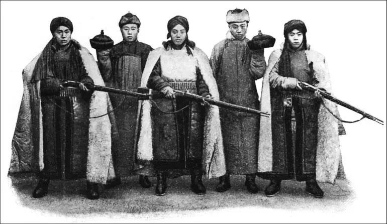 Китайские солдаты Посредине лагеря большие бумажные промасленные фонари - фото 78