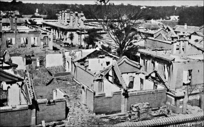 Пекин в 1900 г Квартал сожженный вокруг посольства Бегство правительства и - фото 156