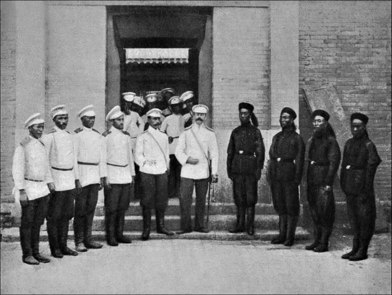 Охрана Ли Хунчжана Русские казаки и китайские солдаты Сотник Григорьев и - фото 179