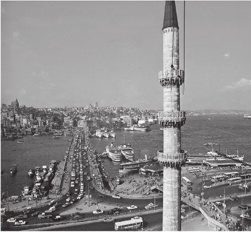 Рис 571 Высокий и тонкий минарет одной из стамбульских мечетей около моста - фото 211