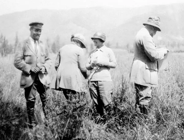 Слева направо Юрий Рерих ЕИ Рерих Зинаида Лихтман НК Рерих Август 1926 - фото 45