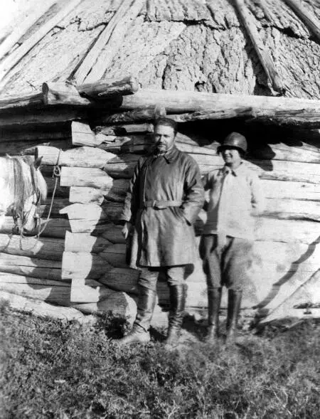 Слева направо Морис Лихтман Зинаида Лихтман Август 1926 г Алтай Слева - фото 47