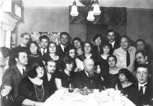 За столом слева направо Морис Лихтман Франсис Грант СН Рерих Эстер - фото 52