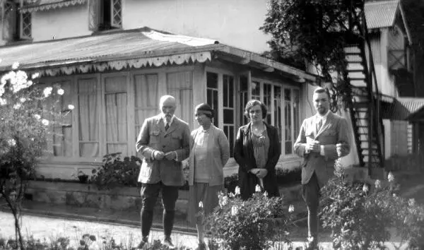 Слева направо НК Рерих Зинаида Лихтман Франсис Грант Юрий Рерих Август - фото 57