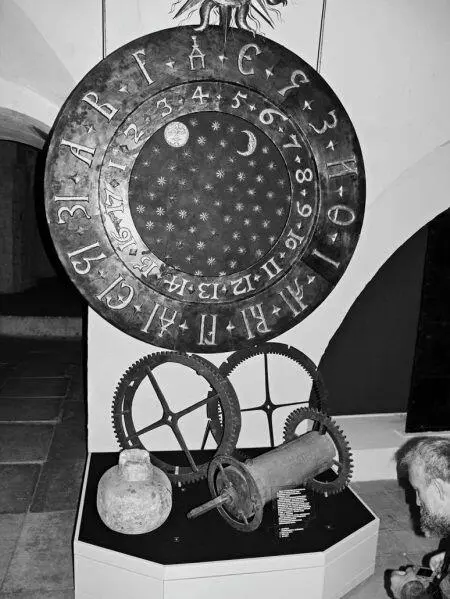 Рис 241 Музейная табличка рассказывающая о больших башенных часах висевших - фото 66