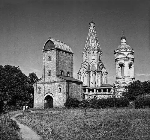 Рис 269 Церковь Вознесения Господня в Коломенском в центре фотографии - фото 94