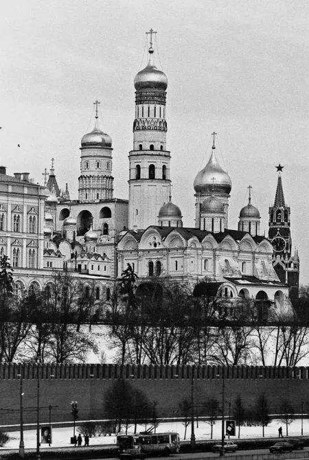 Рис 631 Золотые купола Кремля Ярко горят на солнце Так и говорили горящие - фото 273