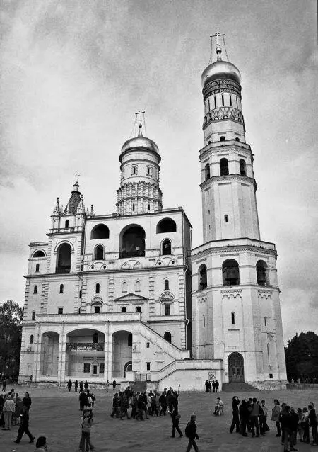 Рис 650 Колокола на Столпе Ивана Великого Фотография 2005 года Сейчас на - фото 292
