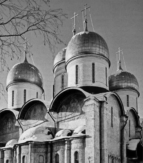 Рис 1137 Золотые купола Успенского Собора Москва Кремль Взято из 553 - фото 378