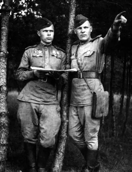 С командиром взвода разведки дивизиона Сергеем Митяговым Германия 1945 г - фото 11