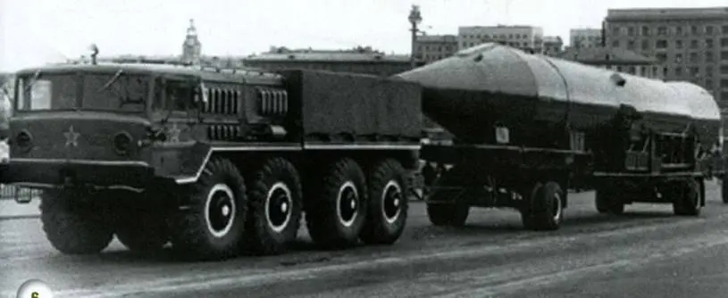 MA3535А с ракетой Р14 на улицах Москвы 7 ноября 1962 года Помимо военного - фото 5