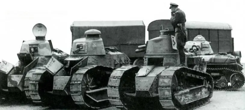 Немецкий офицер инспектирует французские танки Renault FT 17 танк R35 на - фото 11
