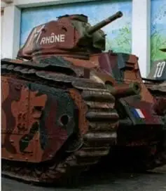 Деталь танка В1 хранящегося в Музее бронетехники в Сом юре Франция В конце - фото 8
