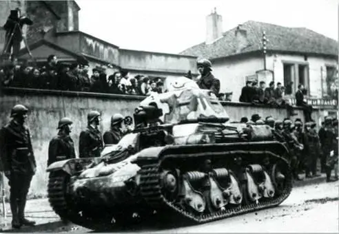 Легкий танк Renault R35 на смотре войск в 1939 году На башне виден сложный - фото 9