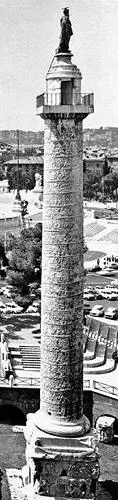 Рис 85 Фотография колонныстолпа Траяна на которой хорошо видна дверь - фото 347