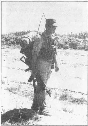 Командир взвода минирования лейтенант Михайлов в боевой экипировке весна 1986 - фото 9