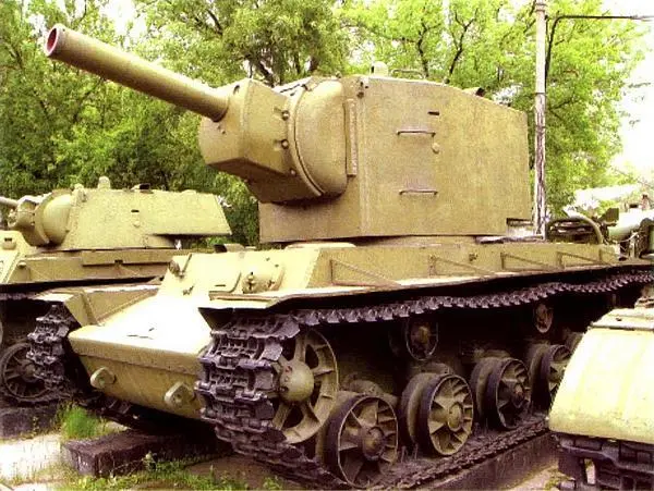 Танк КВ2 выпущенный в мае июне 1941 года Машина находится в экспозиции - фото 128