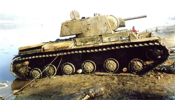 Танк КВ1 выпуска 1941 года поднятый со дна Невы 18 апреля 2003 года вверху - фото 131